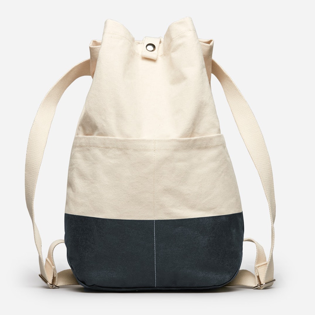 Everlane The Beach Canvas Backpack in Natural/Dark Navy