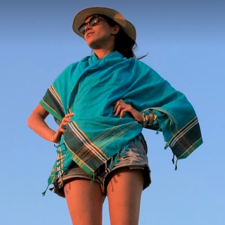Meghan Markle wears Kudu Gear Kenyan kikoy in turquoise