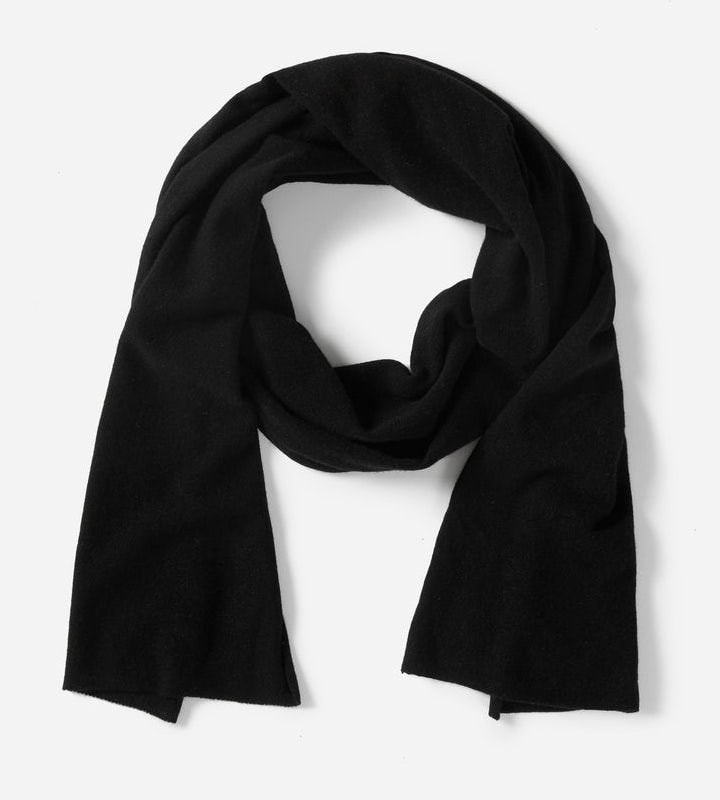 Meghan Markle wears the Everalane The Cashmere Scarf in black
