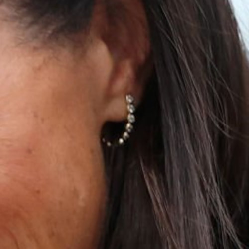 Meghan Markle wears Kimai Semi Hoop Earring in gold 
